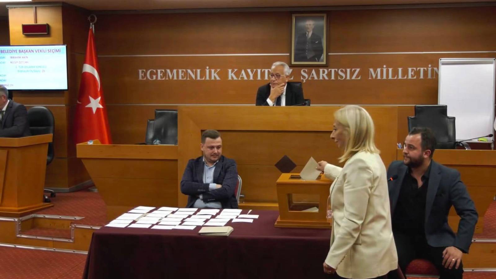 bayrampasa belediyesindeki ikinci secimde tansiyon yukseldi ozgur celikten sen buraya cokmeye calisan bir adamsin cikisi dcdbKUyK.jpg