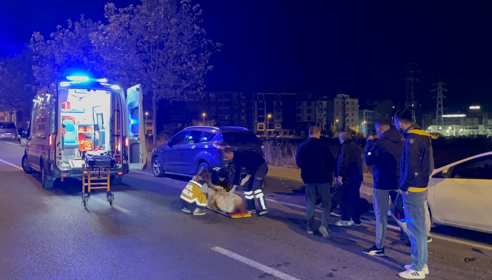 ehliyetsiz surucu park halindeki otomobile carpti T1G4Qu4P.jpg