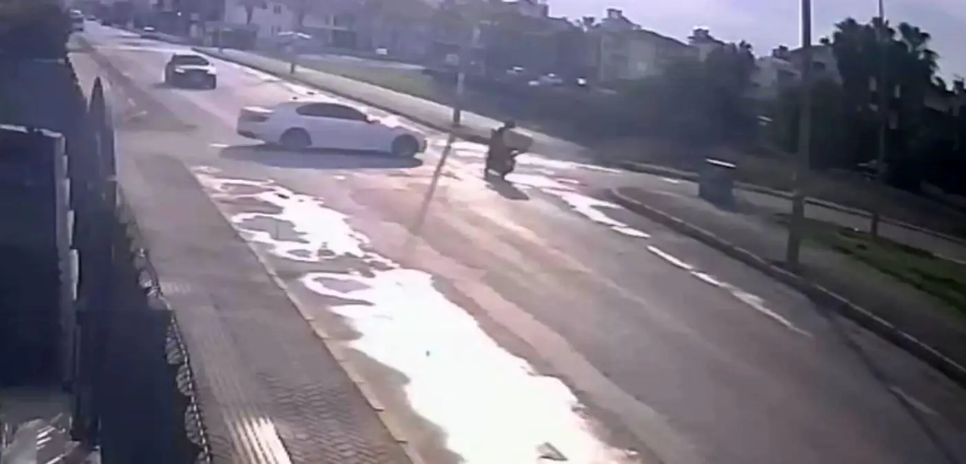 antalyada motosikletli kurye kaza gecirdi agir yarali DpNmnJAK.jpg