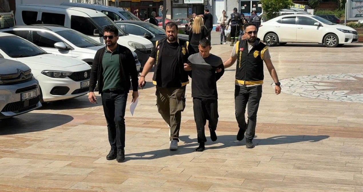 Hırsızlık Şüphelisi, Polisi Görünce Yalın Ayak Kaçmaya Çalıştı