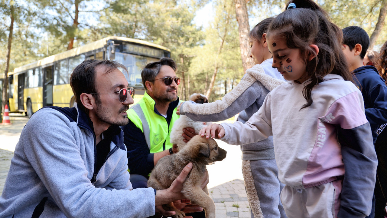 Bursa’da 23 Nisan Kutlamasında Çocuklar Hayvanlarla Eğlenip Sorumluluk Öğrendi