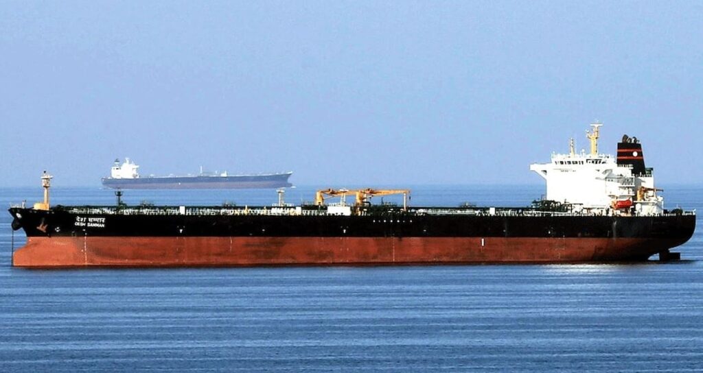 ulkesine-petrol-yetistirmek-icin-ablukayi-delen-ilk-gemi-oldu-450-bin-varili-aldi-gidiyor-85NkqjOI