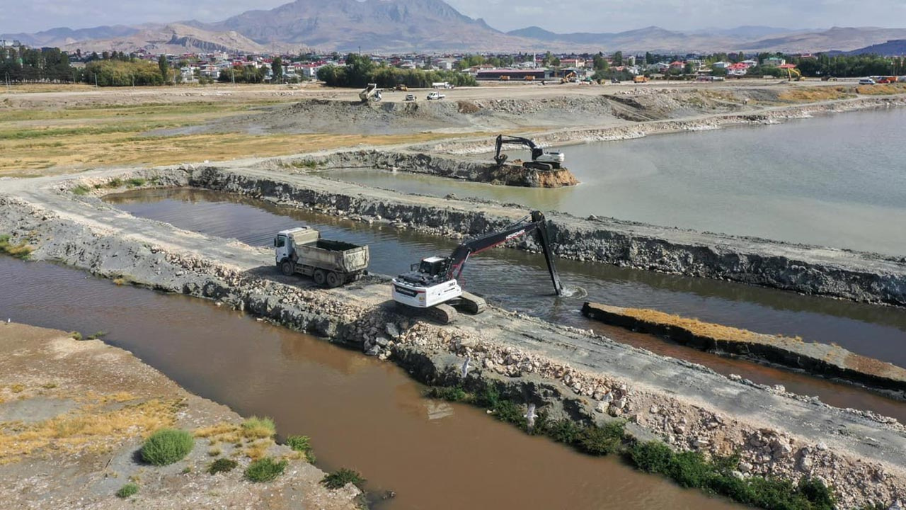 Türkiye’nin en büyüğü: 2 milyon 100 bin metreküp dip çamuru çıkarıldı