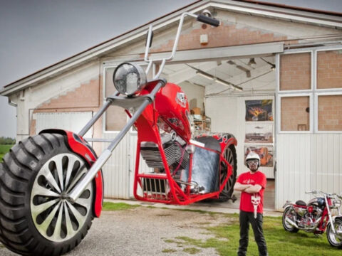 5 ton agirliginda 5 metre yuksekliginde iki katli bina buyuklugundeki motoru metrelerce surdu 55JVs7EY