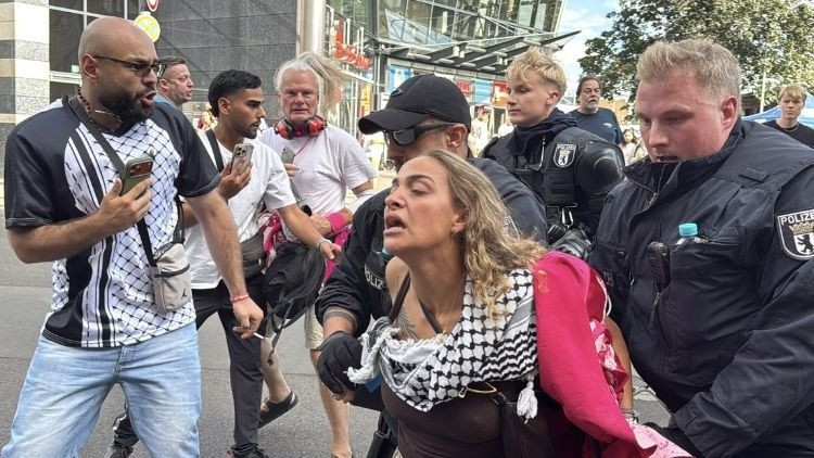 Almanyada israile muhimmat ureten rheinmetall protesto edildi cok sayida kisi gozaltinda 5FHVSDpT