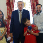Cumhurbaskani erdogan camilerde kek dagitan joshua harrisi kabul etti xhnWjNtU