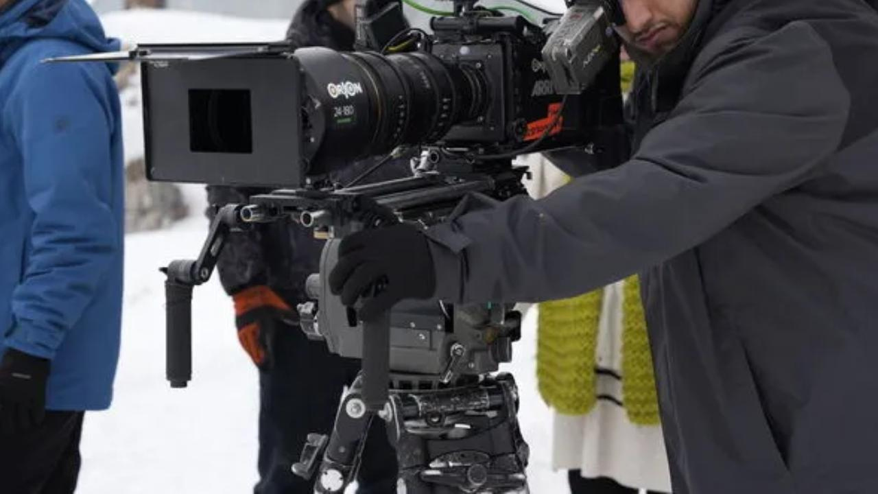 Dizi ve film setlerinde yeni meslek ortaya cikti yakinlasma sahneleri icin onlar gorev alacak qbl1C9Rx